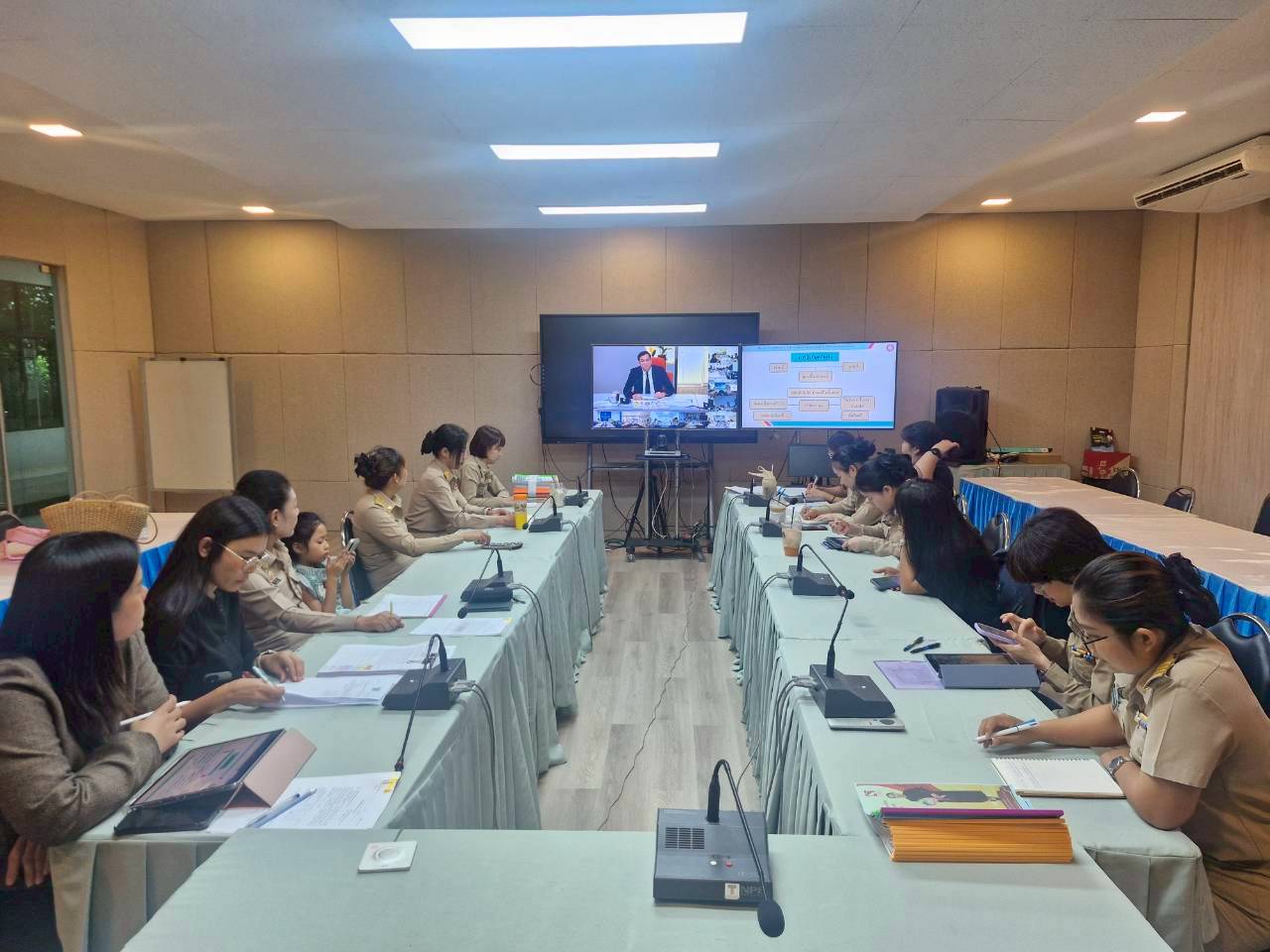 พช.คลองขลุง เข้าร่วมโครงการอบรมเพิ่มทักษะและประสิทธิภาพในการบริหารจัดการหนี้ของกองทุนพัฒนาบทบาทสตรี ผ่านระบบวิดีทัศน์ทางไกล (Video Conference)