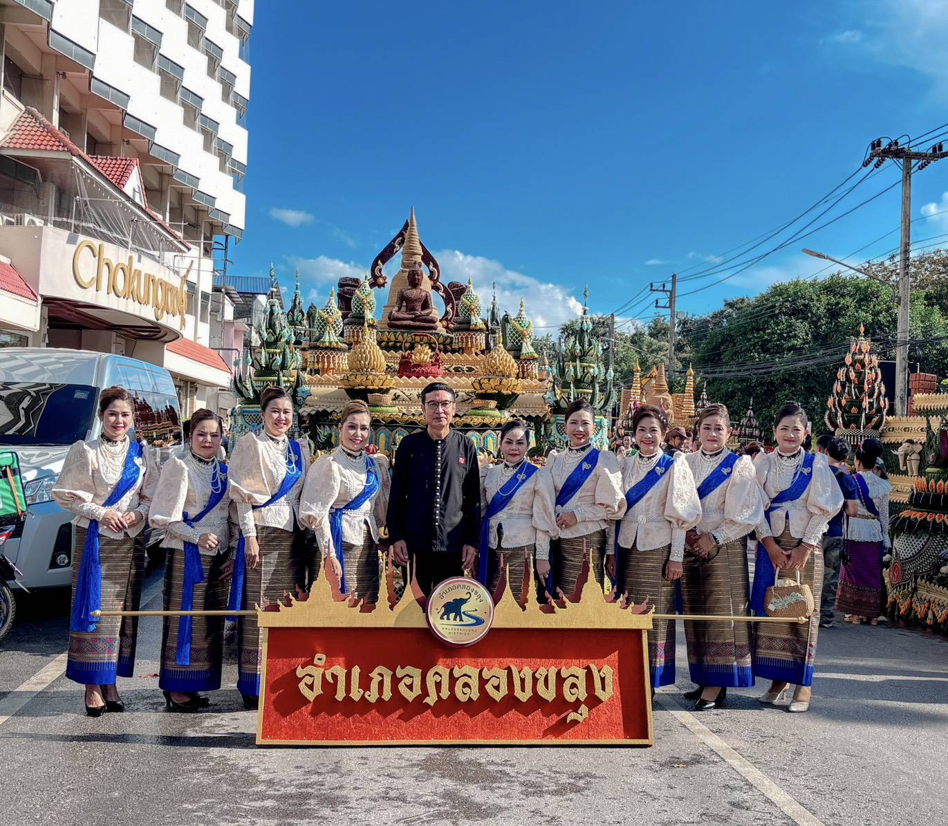 พช.คลองขลุง ร่วมเดินขบวนรถแห่กล้วยไข่อำเภอคลองขลุง งานประเพณีสารทไทยกล้วยไข่และของดีเมืองกำแพงเพชร ประจำปี 2569