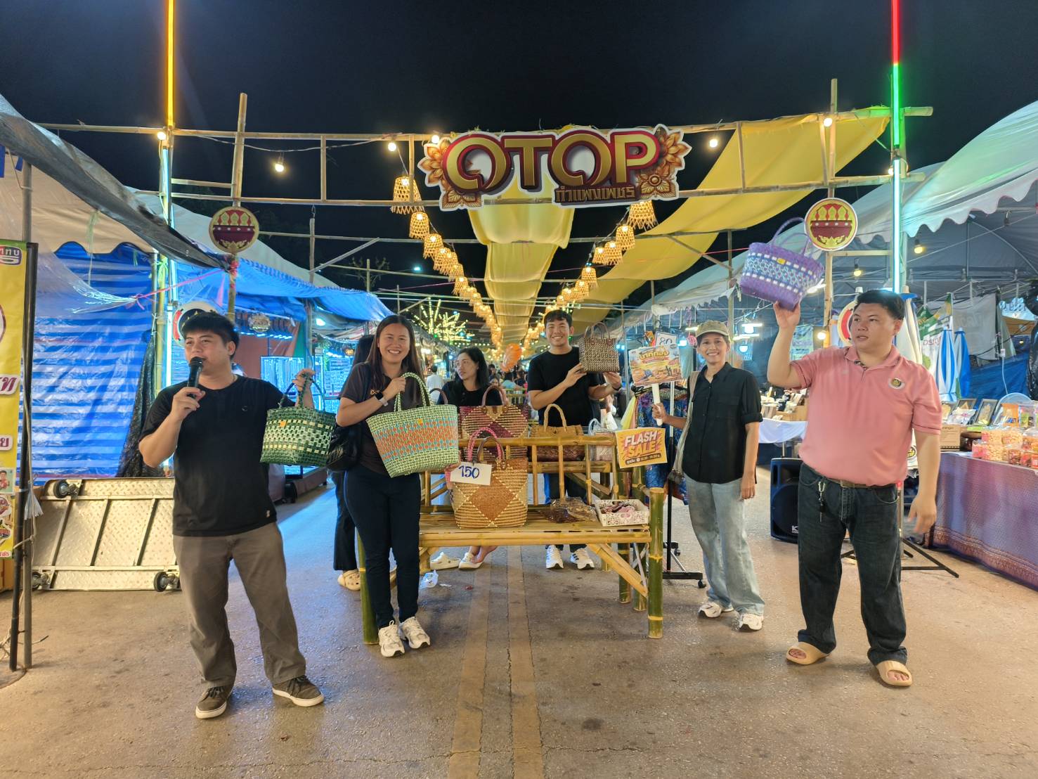 พช.คลองขลุง ร่วมกิจกรรม “OTOP นาทีทอง” กระตุ้นยอดขายสินค้า สร้างรายได้ให้ผู้ประกอบการชุมชน